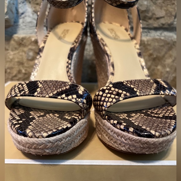 MICHAEL KORS Kimberly Wedge 8.5 Snake Print Platform Ankle Strap NEWinBOX $130 - Picture 5 of 9